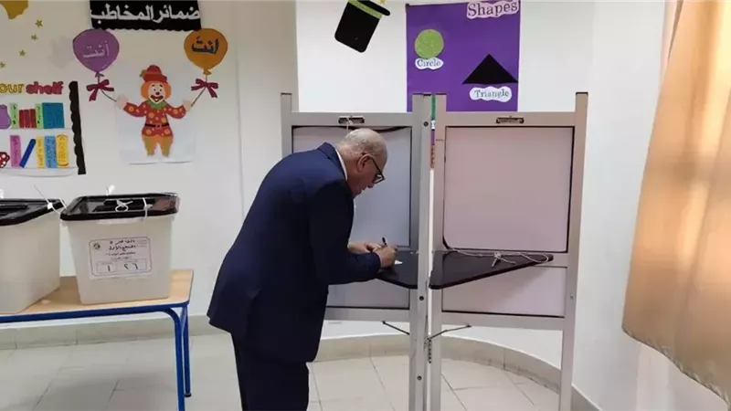 رئيس الهيئة العربية للتصنيع يُدلي بصوته في انتخابات النواب