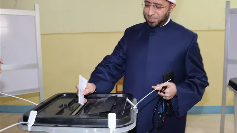 وزير الاوقاف يؤكد الوطن لا يُبنى إلا بالإيجابية والفعل والمبادرة