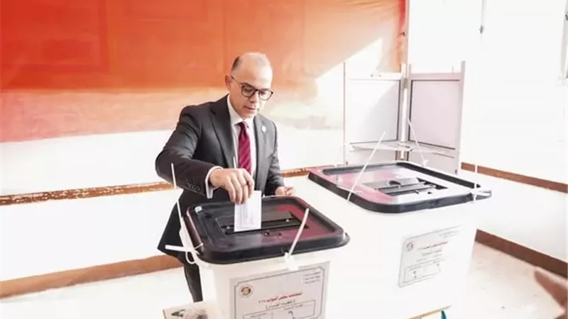رئيس الرقابة المالية يشارك في التصويت ويؤكد أهمية الاختيار الواعي