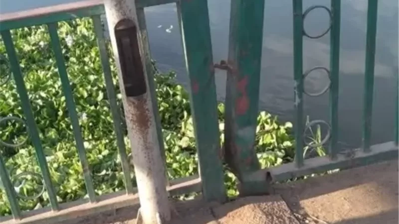 مصرع طفل انحشرت راسه بين الفواصل المعدنية لكوبرى بحر شبين