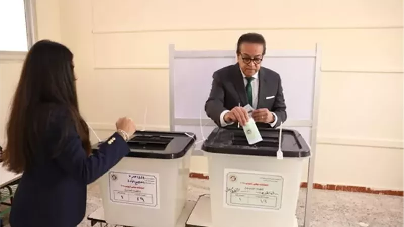 وزير الصحة يدلي بصوته في الانتخابات البرلمانية 2025