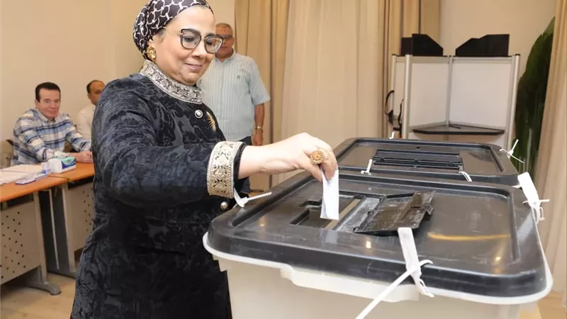 المستشارة أمل عمار تدلي بصوتها في انتخابات مجلس النواب 2025