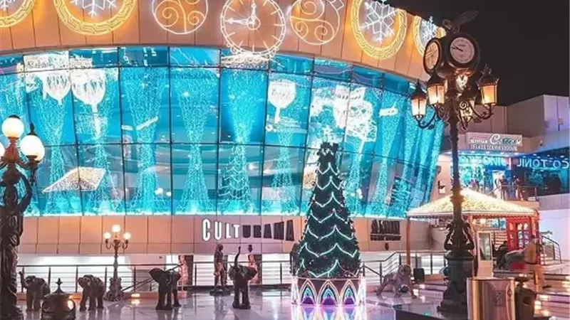 السياح يحتفلون بإضاءة أنوار الكريسماس ورأس السنة بشرم الشيخ-صور