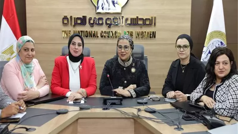 المستشارة أمل عمار تتفقد غرفة العمليات المركزية بالقومي للمرأة