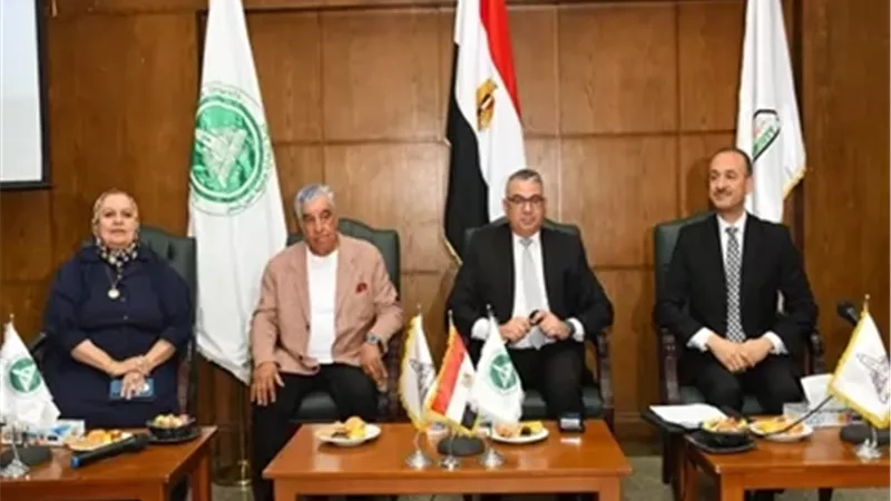 تجارة عين شمس تستضيف عالم المصريات زاهي حواس