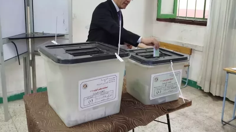 رئيس جامعة بنها يدلي بصوته في انتخابات مجلس النواب ويدعو للمشاركة