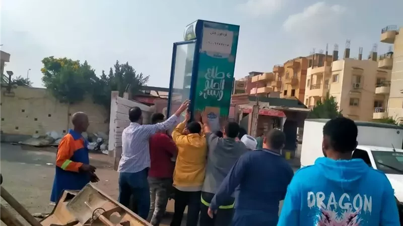 حملات يومية لإزالة الإشغالات داخل أحياء العبور .. صور