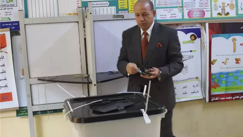رئيس جامعة المنصورة يُدلي بصوته