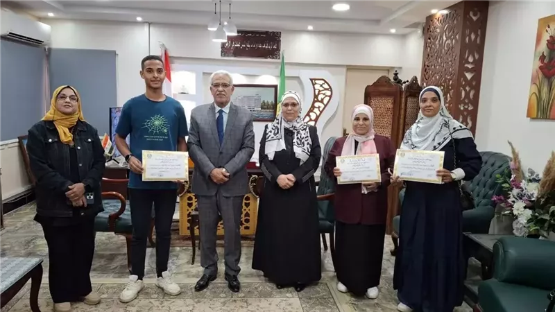 مدير تعليم الإسماعيلية يكرم الطلاب الفائزين بمسابقة توجيه العلوم