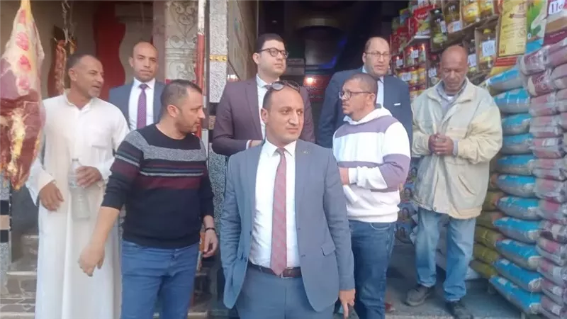 ضبط لحوم غير صالحة للاستهلاك ومخلفات شيبسي فى حملة بأسواق اهناسيا