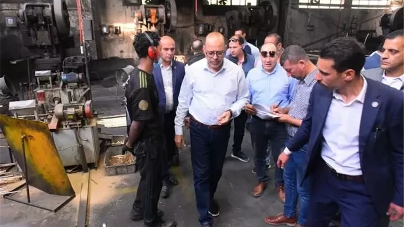 جولة لوزير العمل بعدة مناطق صناعية بالسويس شملت ٢٣ منشأة صناعية