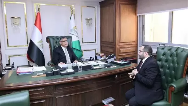 محافظ الجيزة: تطوير عيادات الصف والبدرشين وروز اليوسف والبراجيل