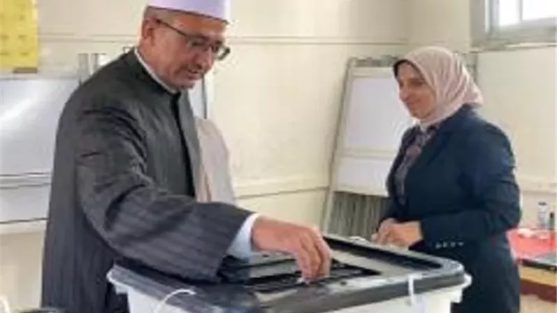 رئيس منطقة كفر الشيخ الأزهرية يُدلي بصوته في انتخابات مجلس النواب