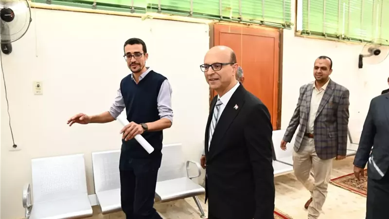 رئيس جامعة أسيوط يتفقد تجهيزات إنشاء مركز إصدار شهادات الخريجين