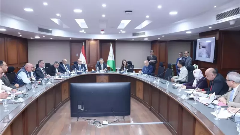 محافظ الجيزة يعقد اللقاء الأسبوعي لبحث شكاوى المواطنين