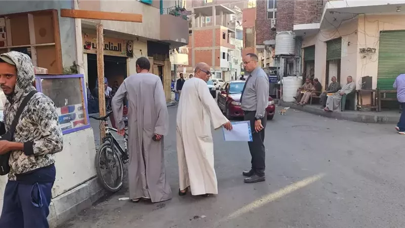 رئيس حي شمال الغردقة يستمع لشكاوى المواطنين وينزل لمعاينتها