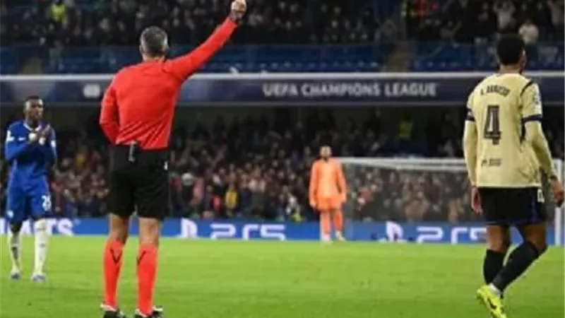 شاهد لحظة طرد أراوخو في مباراة برشلونة وتشيلسي بدوري الأبطال