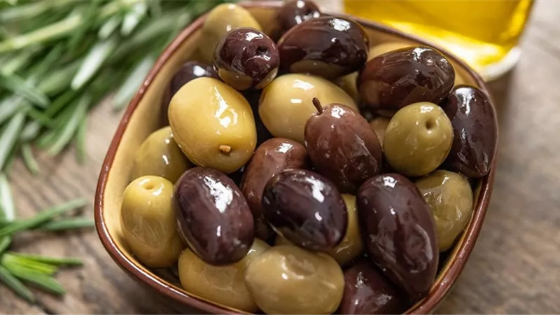 الزيتون .. فوائده الصحية وأهميته عند إضافته للطعام اليومي