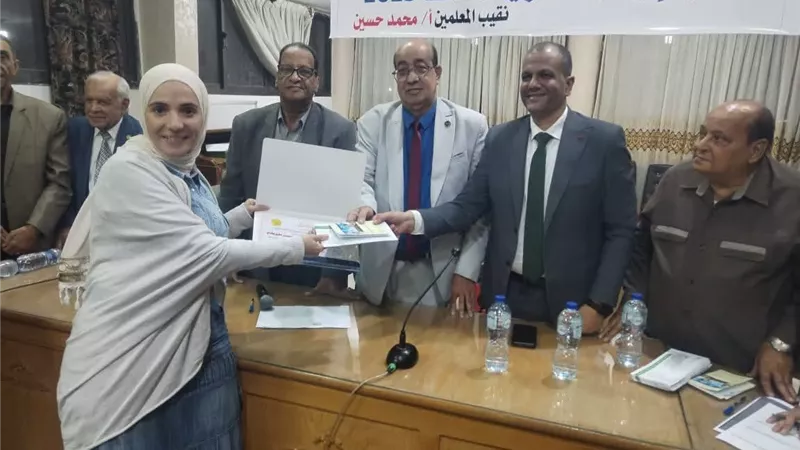 نقيب معلمين الإسماعيلية يكرم أوائل الثانوية العامة..صور