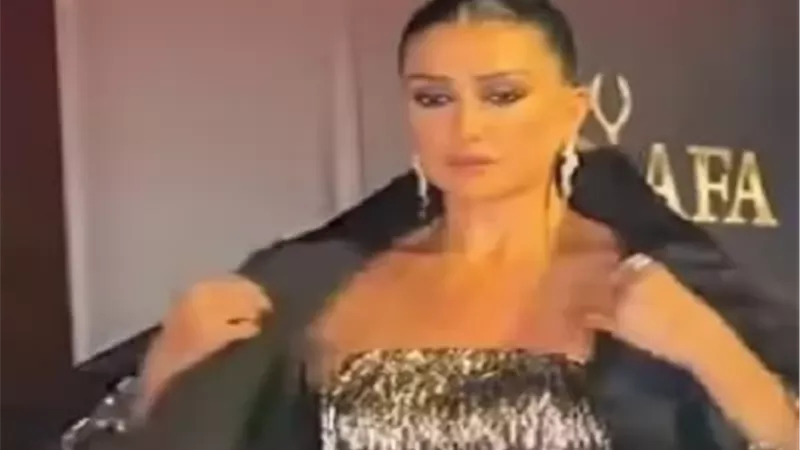 غادة عبد الرازق تبكي خلال تكريمها بمهرجان ضيافة بدبي