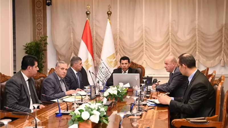 وزير الشباب يناقش خطط التطوير والتحول الرقمي مع مديري المديريات