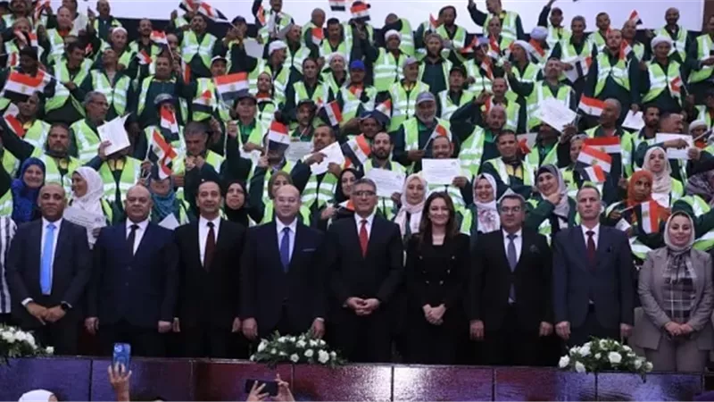 محافظ الجيزة يكرم ١٧٠عاملاً بالنظافة من المشاركين بأعمال التجميل