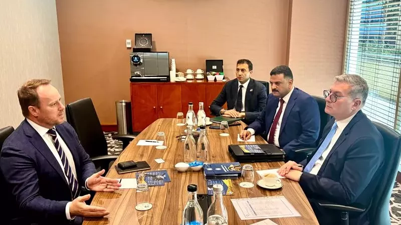 وزير البترول يبحث مع 