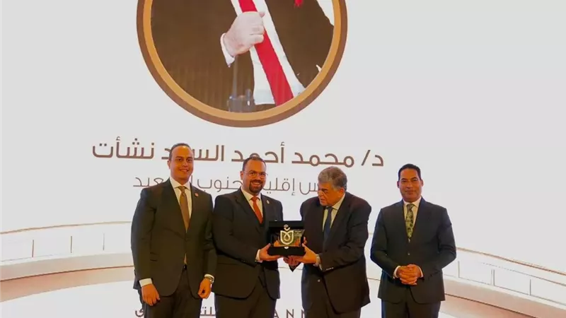 الدكتور محمد نشأت يحصد جائزة التميز الإداري بهيئة الرعاية الصحية