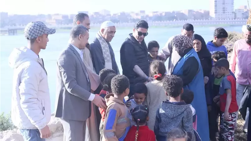 نائب محافظ سوهاج يتفقد قرية الجزيرة المستجدة