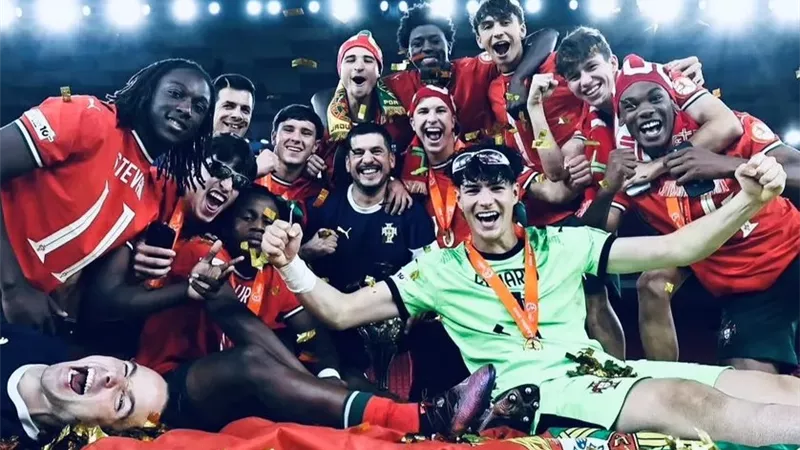 شاهد .. المنتخب البرتغالى يرفع كأس العالم للناشئين بقطر
