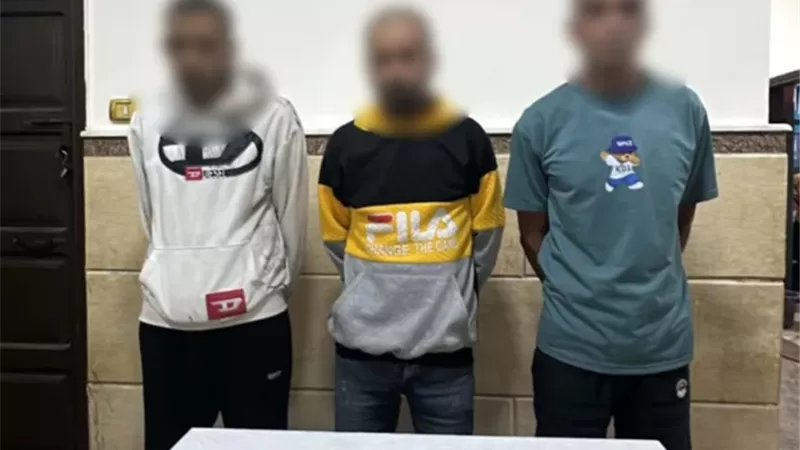 الفيديو كشفهم .. ضبط 3 عاطلين لترويجهم المخدرات بالإسماعيلية