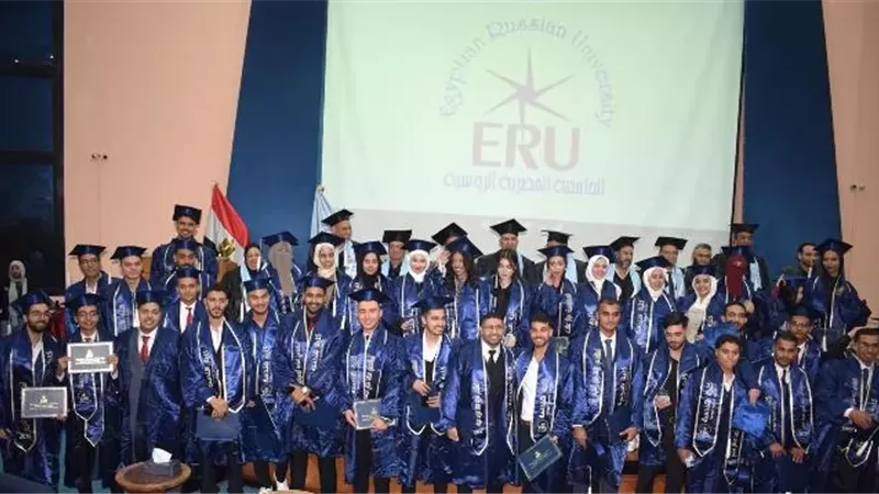 الجامعة المصرية الروسية تحتفل بتخريج الدفعة 15 من كلية الهندسة.. صور