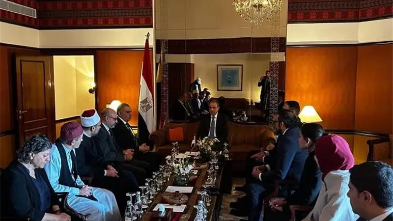 وزير الخارجية يلتقي أعضاء الجالية المصرية بإسلام آباد
