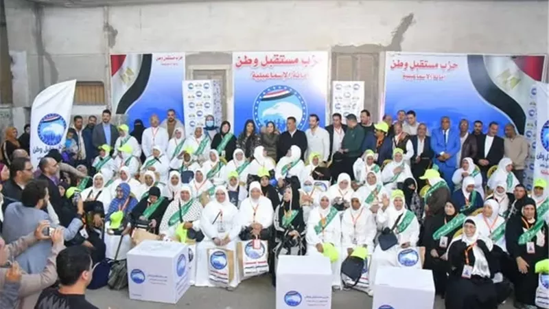 65 رحلة عمرة هدية مستقبل وطن لأهالي الإسماعيلية..صور