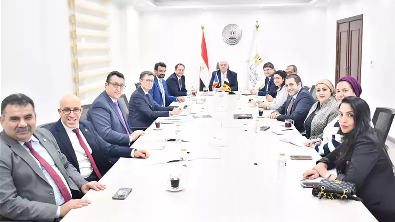 عاشور والسفير الفرنسي يناقشان مستجدات مشروع حرم الجامعة الفرنسية بمصر
