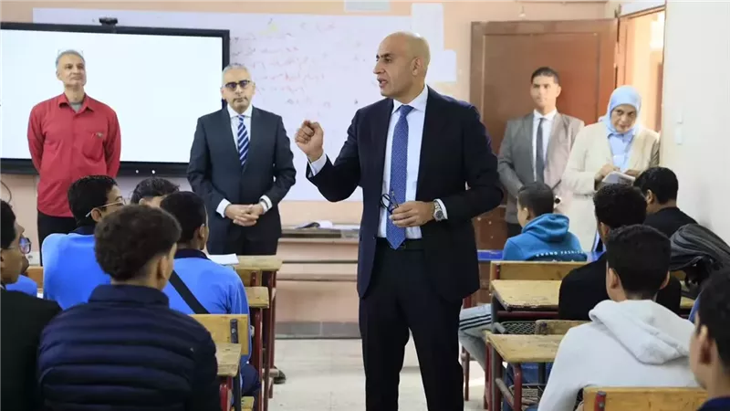 وزير التعليم يواصل جولته التفقدية بزيارة مدرستين بإدارة التبين التعليمية