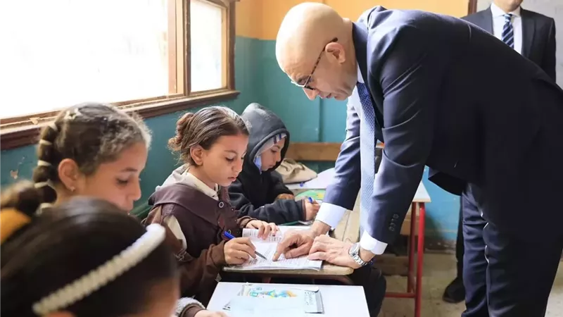 وزير التعليم يفاجئ مدارس البدرشين والصف بالجيزة لمتابعة انضباط سير العملية التعليمية