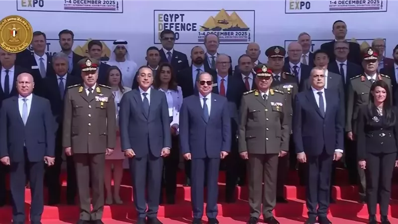 الرئيس السيسى يتوسط صورة تذكارية مع المشاركين فى معرض إيديكس