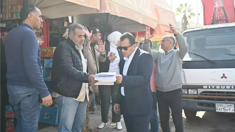 إزالة إشغالات أكشاك مخالفة في الزهور والقرنفل بالعاشر.. صور