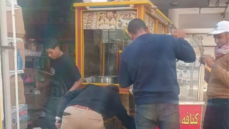 حملة مكثفة لإزالة التعديات والباعة الجائلين بمدينة بدر .. صور