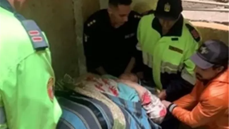 أمن القاهرة ينقل سيدة غير قادرة على الحركة إلى المستشفى للعلاج
