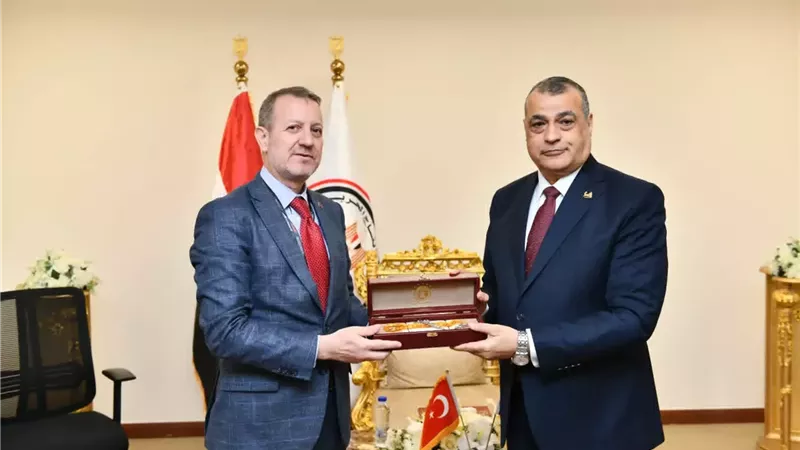 وزير الإنتاج الحربي يبحث مع رئيس الصناعات الدفاعية التركية أوجه التعاون المشترك