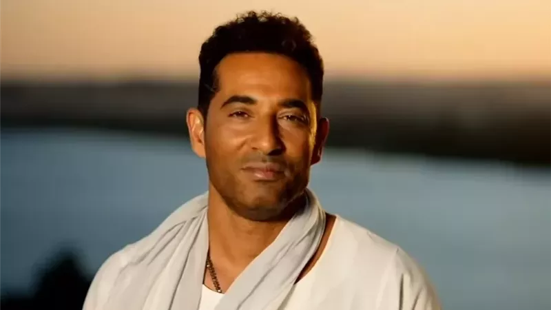 عمرو سعد يروج لأحدث أعماله الفنية