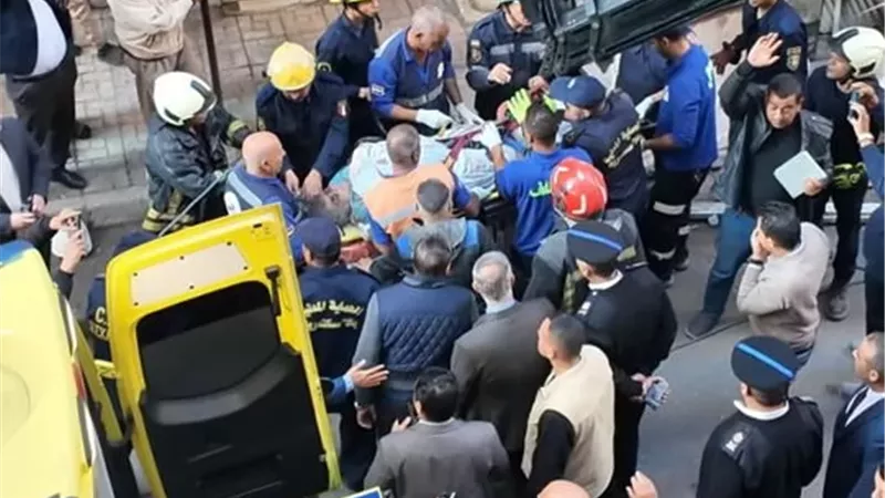 انقاذ عجوز وحفيدتيها بعد سقوط أجزاء من عقار بكرموز