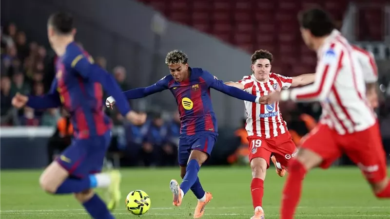برشلونة يفوز على أتلتيكو مدريد بثلاثية في الدوري الإسباني