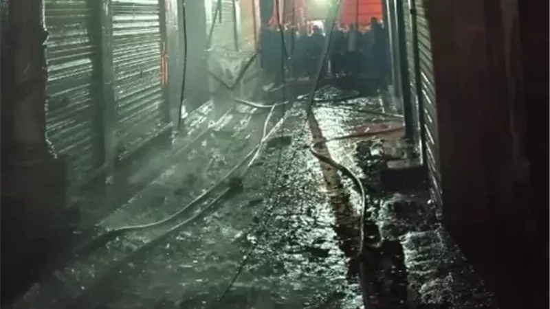 مصرع واصابة 7 في حريق مخزن ملابس بسوق الخواجات بالمنصورة