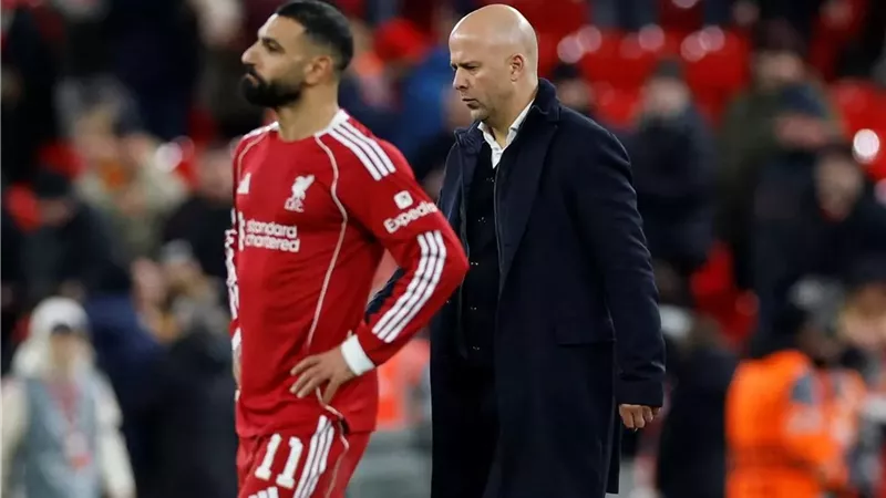 سلوت: أفضل رؤية محمد صلاح في الملعب بدلا من جلوسه على دكة البدلاء