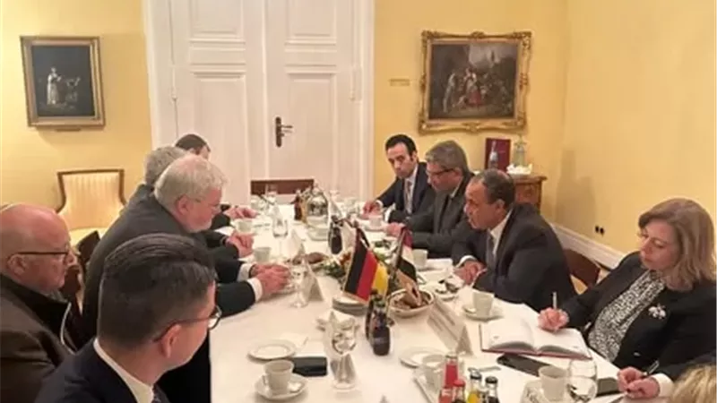 وزير الخارجية يؤكدأهمية دعم الحلول السياسية السلمية لكافة أزمات المنطقة