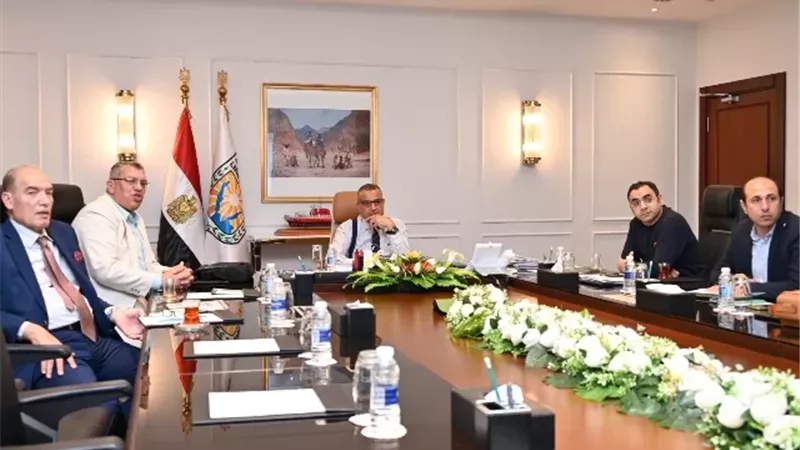 محافظ جنوب سيناء يبحث مع الشركة الوطنية لخدمات الاتصالات تعزيز التعاون