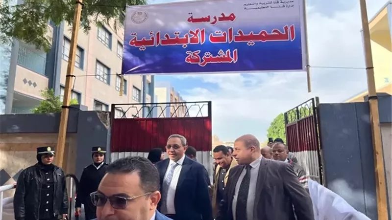 محافظ قنا يتفقد عدداً من مقار اللجان الانتخابية في اليوم الأول